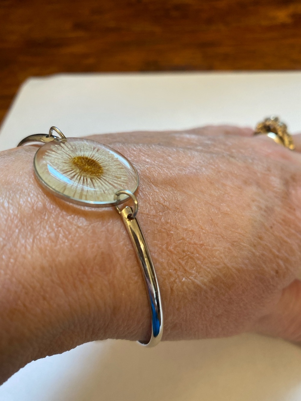 Delicate White Daisy Resin Bangle Bracelet - Elegant Women Jewelry
